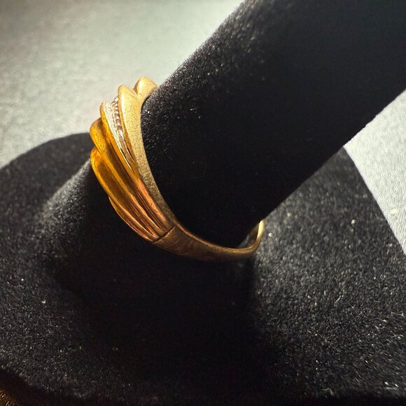 10K Yellow Gold 2.9g Diamond Ring Size 7 - Picture 2 of 4